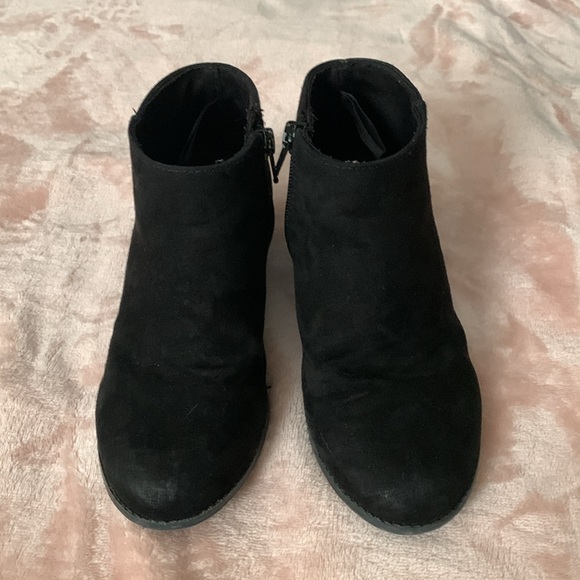 Zip up black boots with low heal - Picture 2 of 6